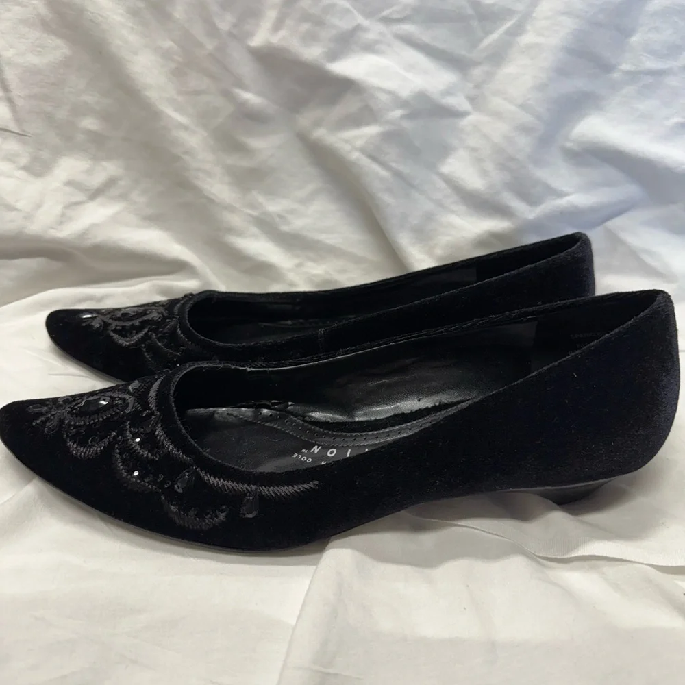 Kenneth Cole Reaction Black Embroidered Flats